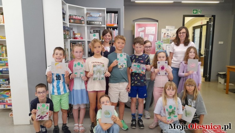 Artystyczne prace z kolorowych sznurków w bibliotece