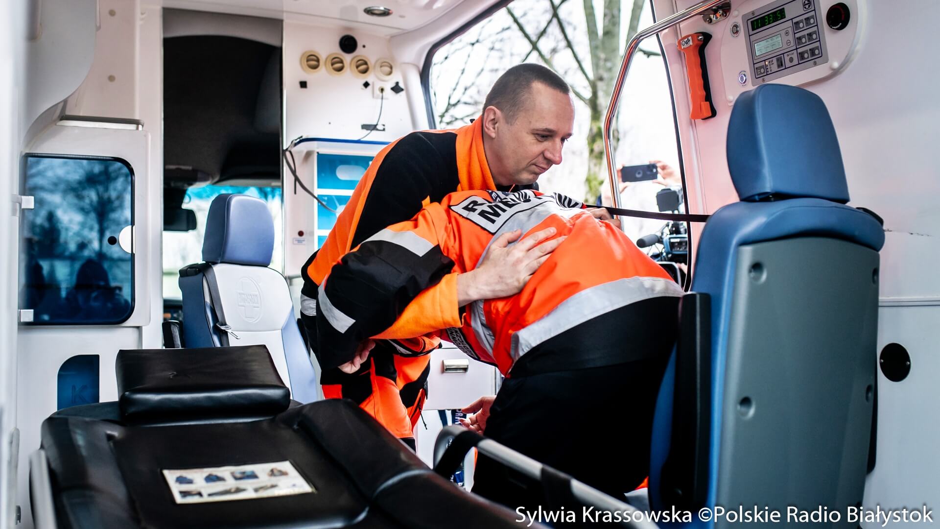 Atak agresji w karetce. Znieważeni ratownicy, zniszczony sprzęt