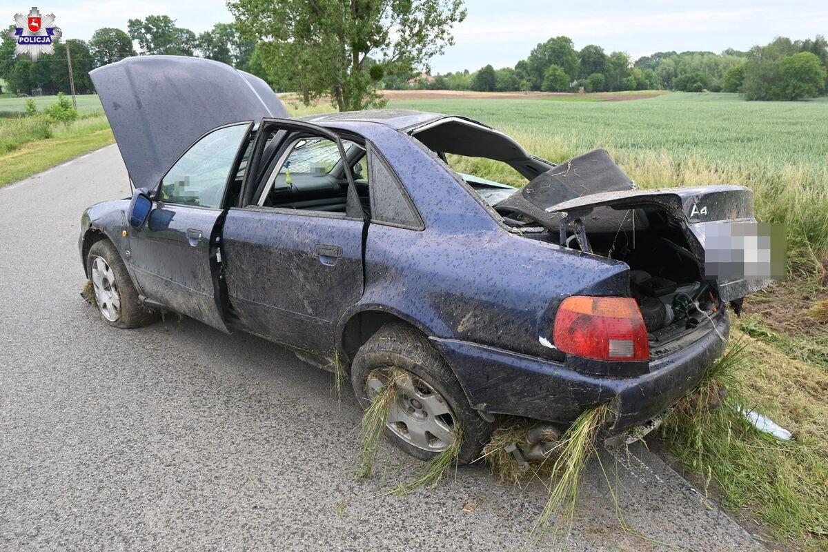 Audi dachowało, dwie osoby wypadły na zewnątrz, jedna zginęła. Nietrzeźwy kierowca trafił do aresztu