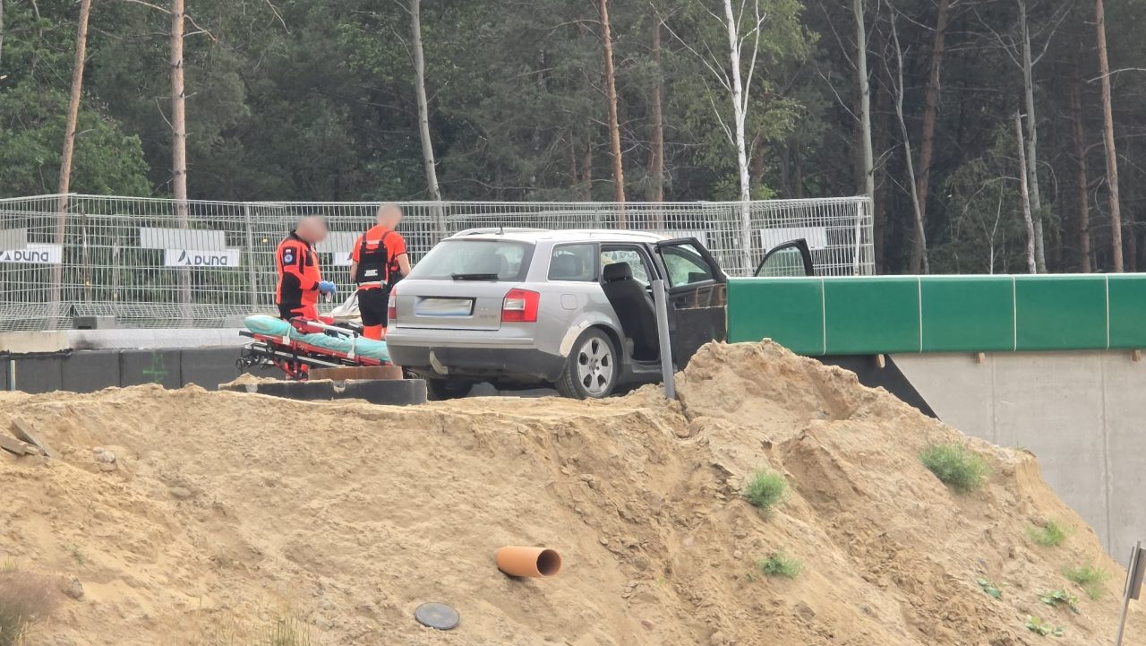 Audi uderzyło w wiadukt na budowie trasy S19. Poranna akcja służb w Wandzinie