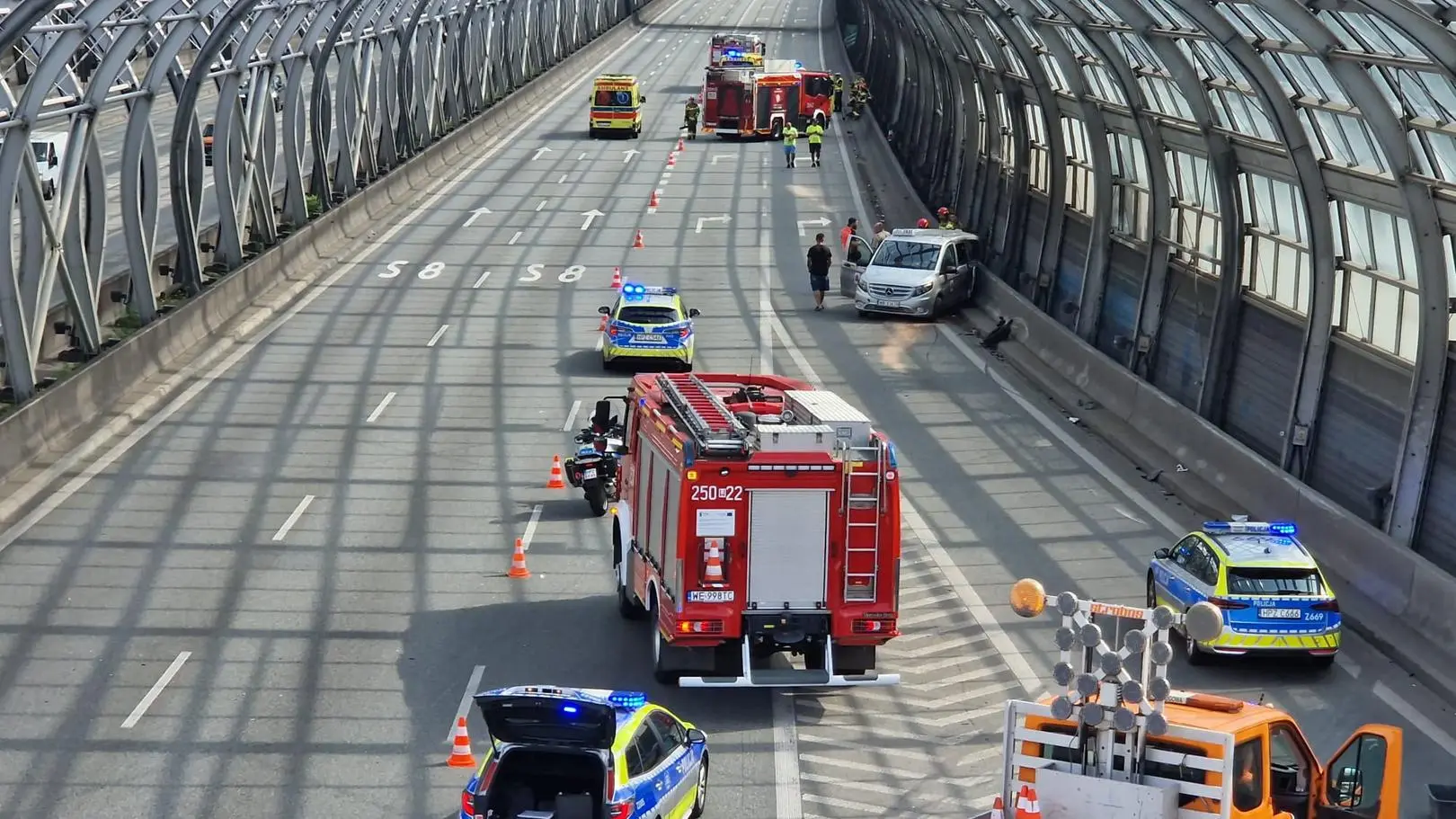 Auto dachowało na trasie S8. Korek