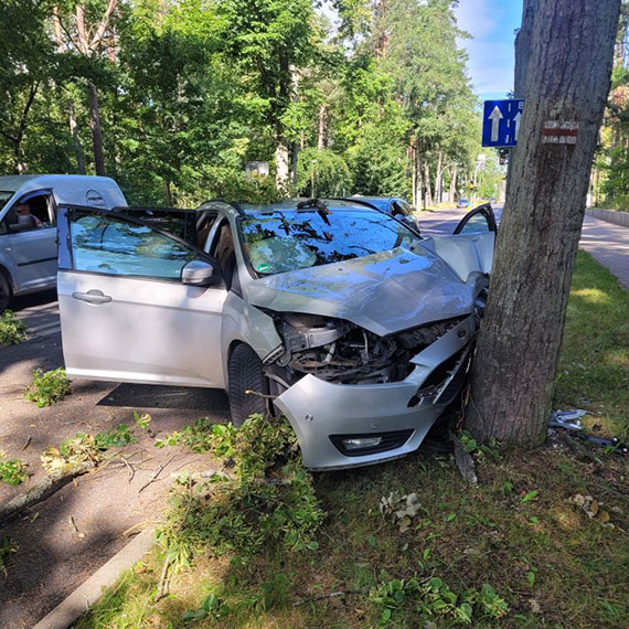 Auto na niemieckich numerach uderzyło w drzewo na Wojska Polskiego. Na miejscu policja i pogotowie