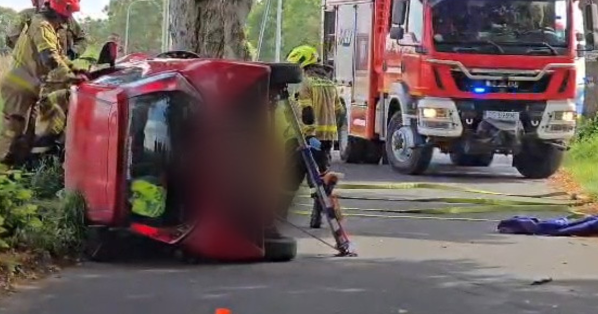 Auto przewróciło się na bok pod Łobzem. Dwie osoby pod opieką ratowników