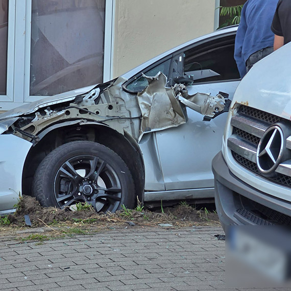 Auto wjechało na chodnik i uderzyło w zaparkowaną lawetę. Ranny został pieszy