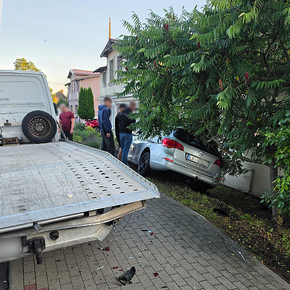 Auto wjechało na chodnik i uderzyło w zaparkowaną lawetę. Ranny został pieszy