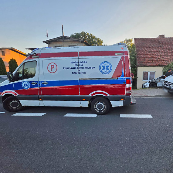 Auto wjechało na chodnik i uderzyło w zaparkowaną lawetę. Ranny został pieszy