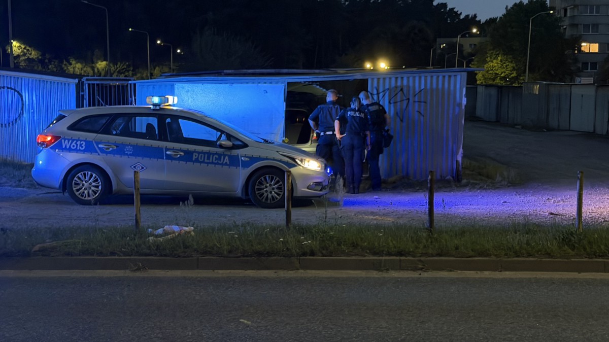 Auto wpadło do garażu. Kierowca uciekł z miejsca zdarzenia
