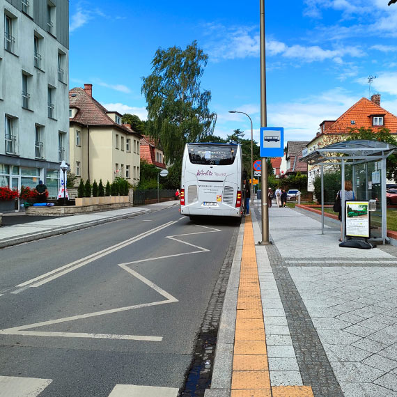 Autobus blokuje jedyny wyjazd z dzielnicy. Kierowcy muszą łamać przepisy?