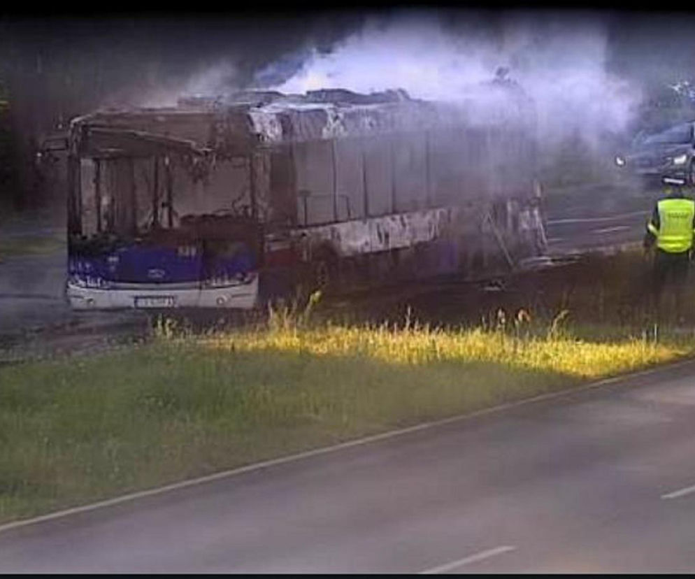 Autobus nagle stanął w ogniu! Pasażerka i kierowca uciekli w ostatniej chwili
