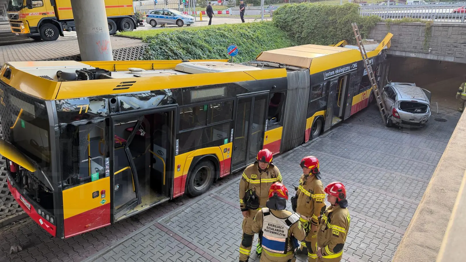 Autobus taranował auta, wjechał w przejście podziemne. Wypadek minuta po minucie