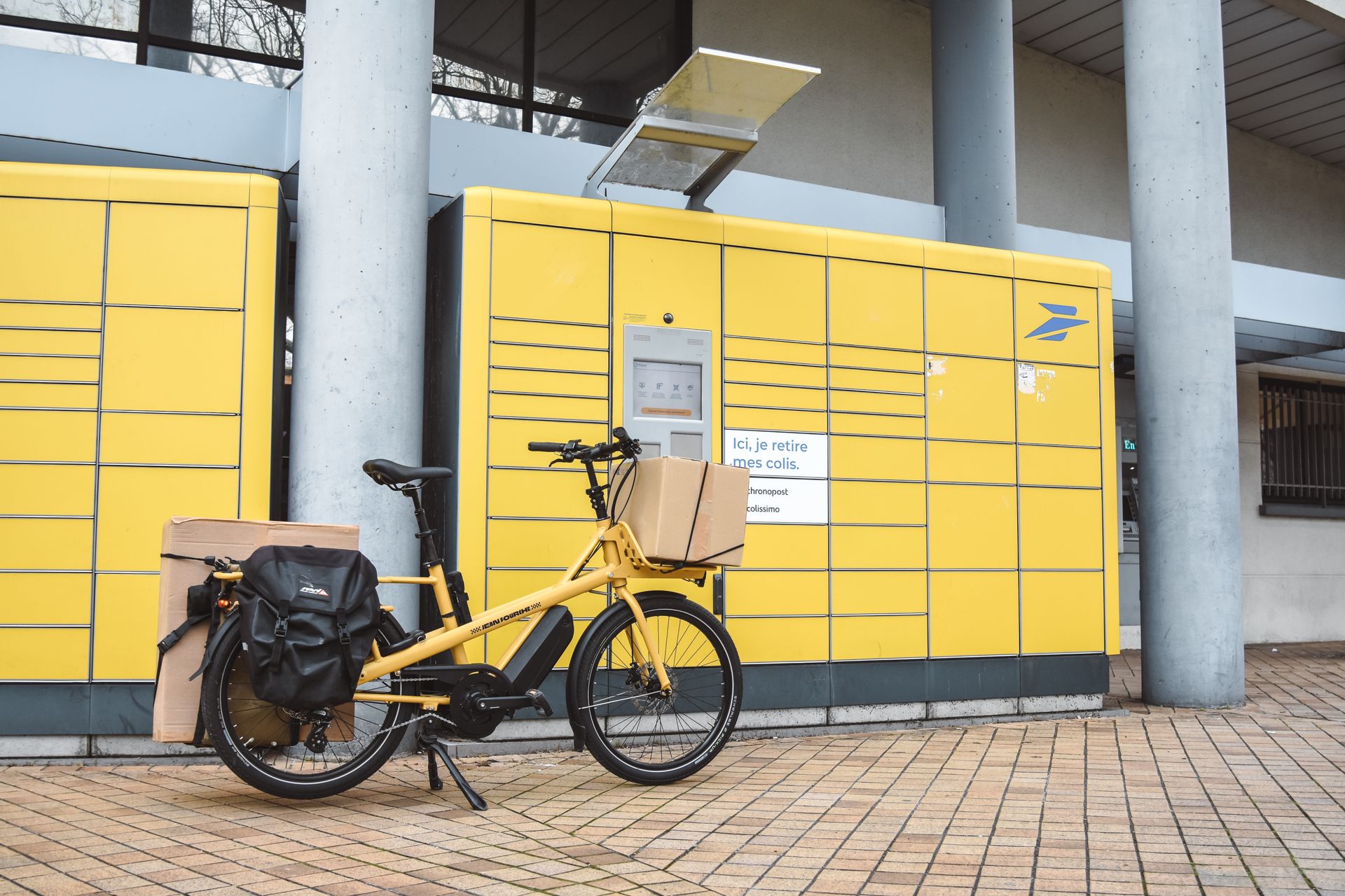 Automaty paczkowe dla firm jako sposób na usprawnienie logistyki i obsługi klientów