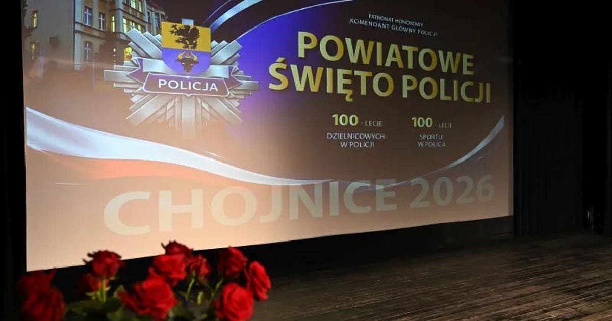 Awanse i medale w Chojnicach. Policjanci świętowali w centrum kultury