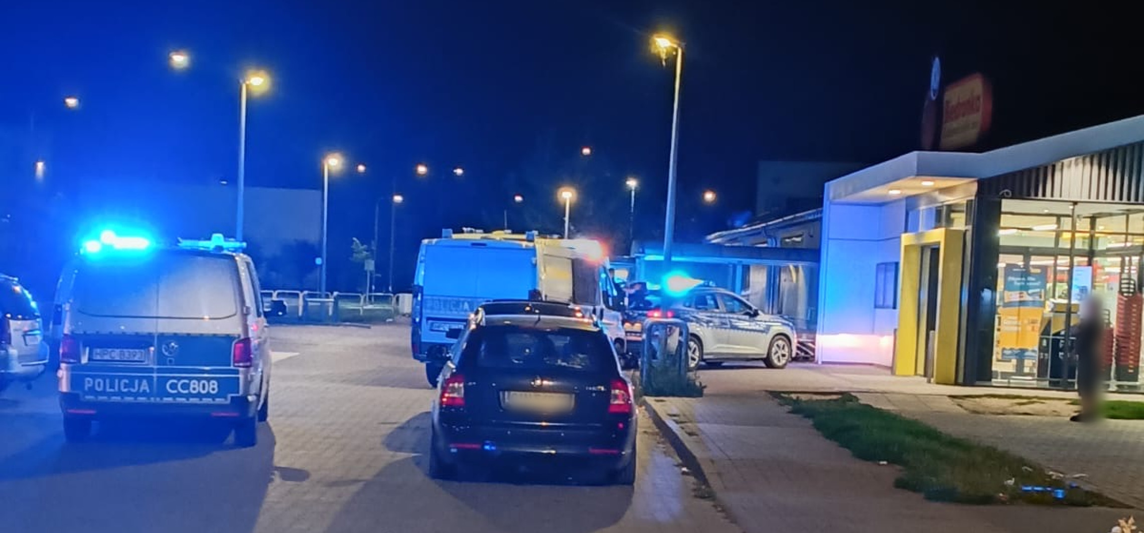 Awantura pod Biedronką. Jedna osoba trafiła do szpitala