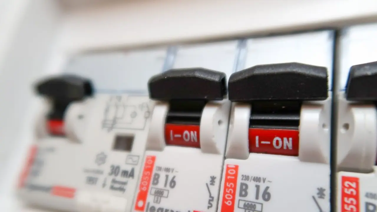 Awaria prądu w Bolesławcu. Mieszkańcy kilku ulic bez energii, są też kolejne wyłączenia
