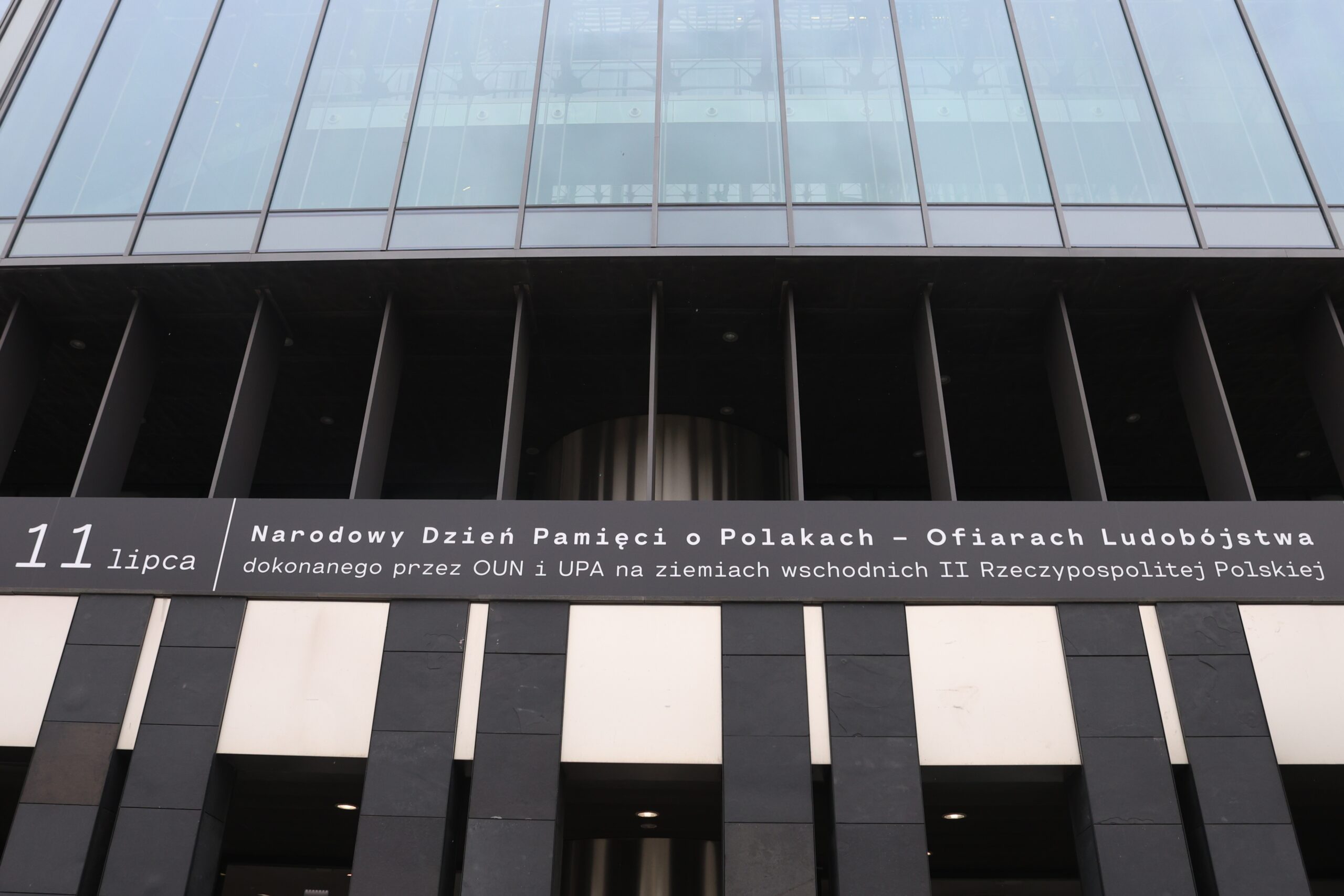 Baner upamiętniający ofiary Wołynia zawisł w centrum Poznania. Przy urzędzie zmienią się także flagi