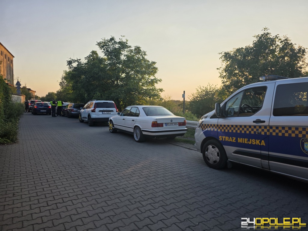 Barierka zagrodziła pobocze przy Kamionce Bolko. Zaparkowane auta utrudniają przejazd