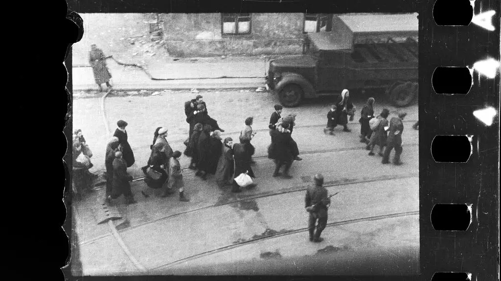 Żydzi prowadzeni na Umschlagplatz, zdjęcie zrobione przez okno szpitala św. Zofii, u zbiegu ul. Żelaznej i Nowolipie