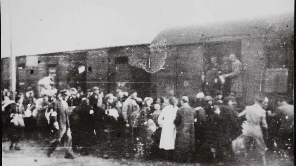 Zapis na rewersie: "Warszawa-getto Umschlagplatz", lipiec-wrzesień 1942 Warszawa, Sygnatura DZIH F 3028