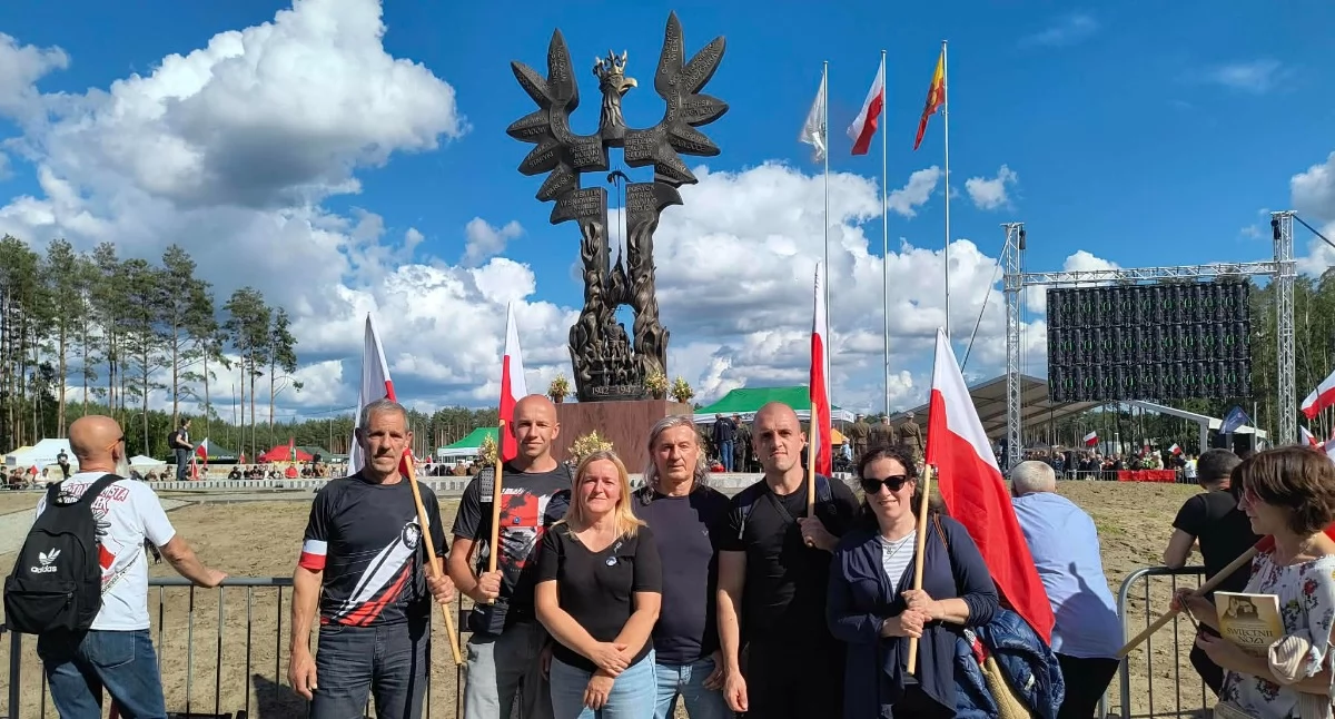 „Bestialstwo nieporównywalne z Holocaustem” - Małopolanie pod Narodowym Pomnikiem Rzezi Wołyńskiej w Domostawie