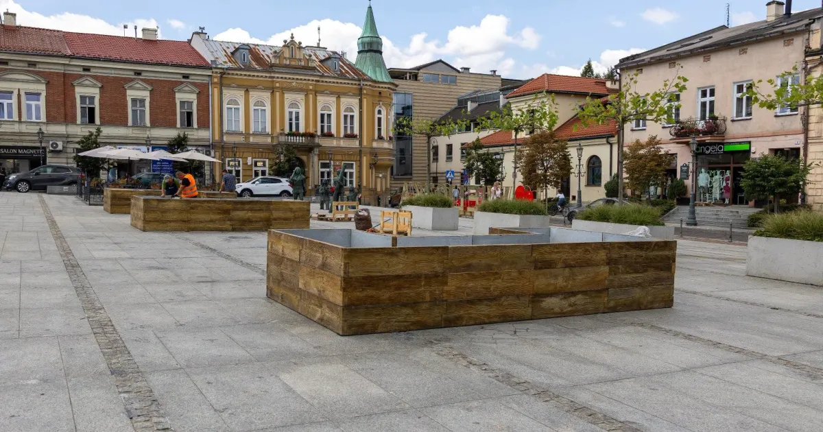 „Betonoza” padła już tyle razy, że trudno jej nie usłyszeć. Rynek Górny powoli się zmienia