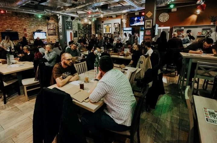 Bez maseczek, z otwartymi restauracjami i siłowniami