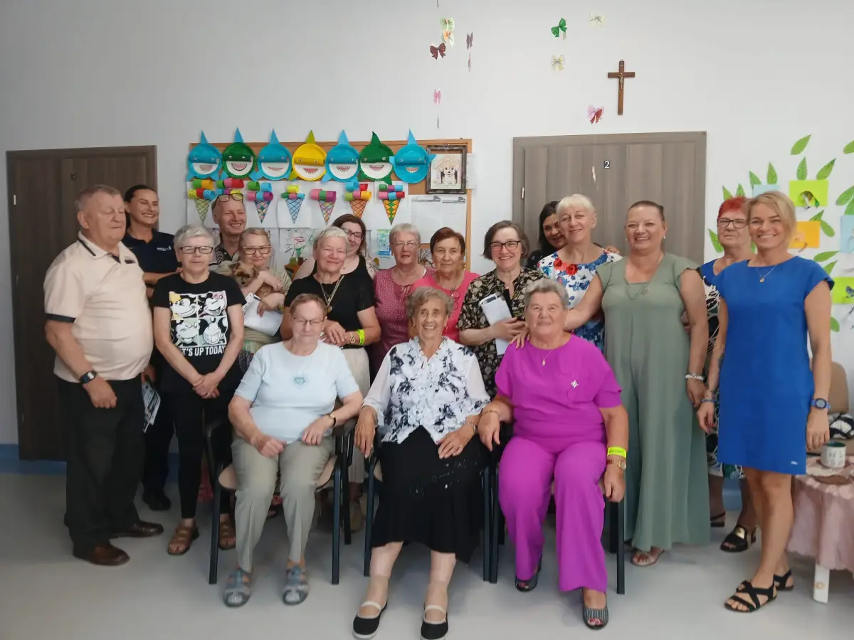 Bezpieczeństwo seniorów: Policja przypomina zasady kampanii "Senior na 6 z plusem"