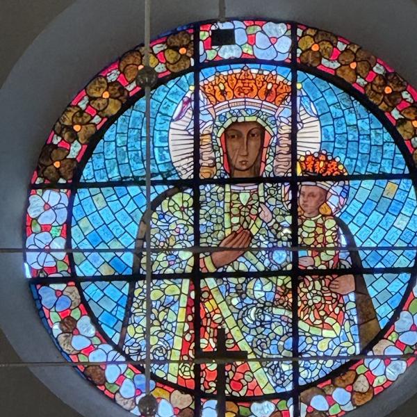 Bezpośredni odnośnik do Renowacja witraża zakończona/Parafia św. Apostołów Piotra i Pawła w Lututowie