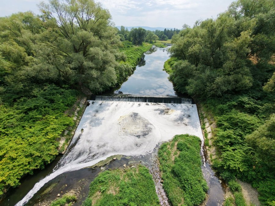 Biała piana zaobserwowana w korycie Białej. Hydrolog wyjaśnia, kiedy to w pełni naturalne zjawisko - foto