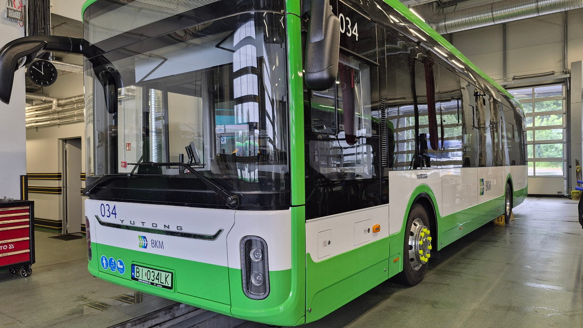 BIAŁYSTOK Większy komfort jazdy pasażerów i pracy kierowców. Nowe autobusy elektryczne w Białymstoku