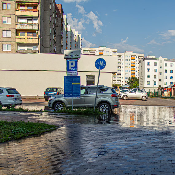 Biedronka zapewniała, że problem zniknął. Kałuża nadal zalewa parking