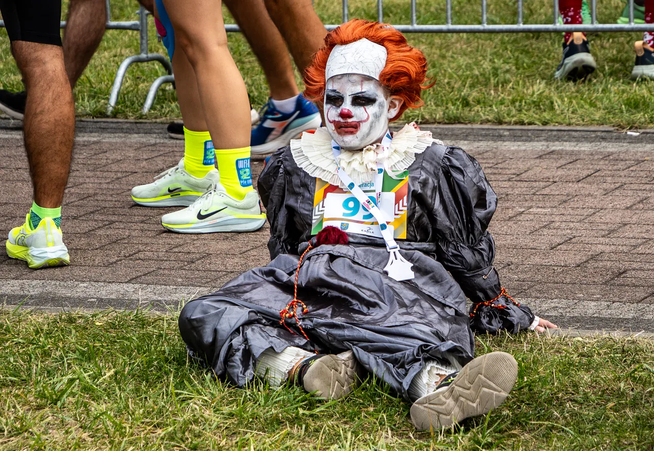 Bieg Filmowy w Wałczu – uczestnik przebrany za Pennywise