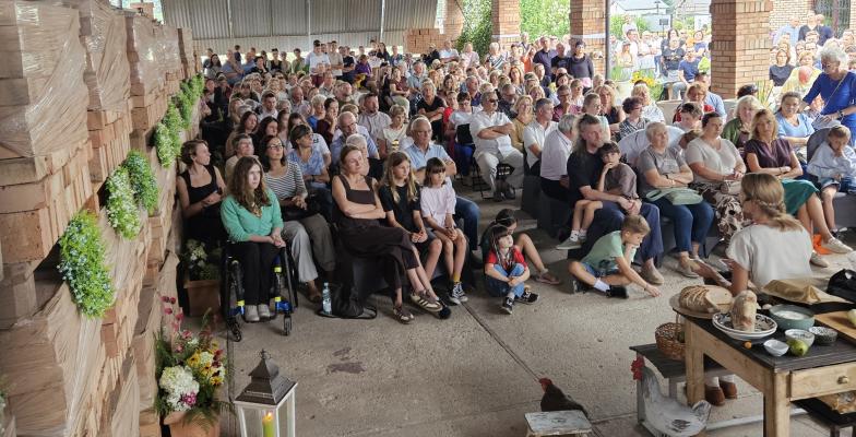 Blisko 300 osób odkrywało historię ceglanych domów i niezwykłej cegielni w Łące. Teatr w industrialnej scenerii zachwycił publiczność