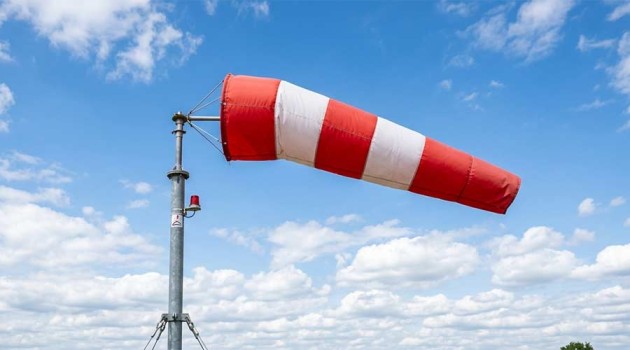 BłonieWciąż będzie wiało. IMGW ostrzega Nasz powiat nawiedził dość silny wiatr i może powiać do godzin popołudniowych. Instytut Meteorologii i Gospodarki Wodnej w Warszawie wydał ostrzeżenie pierwszego stopnia.