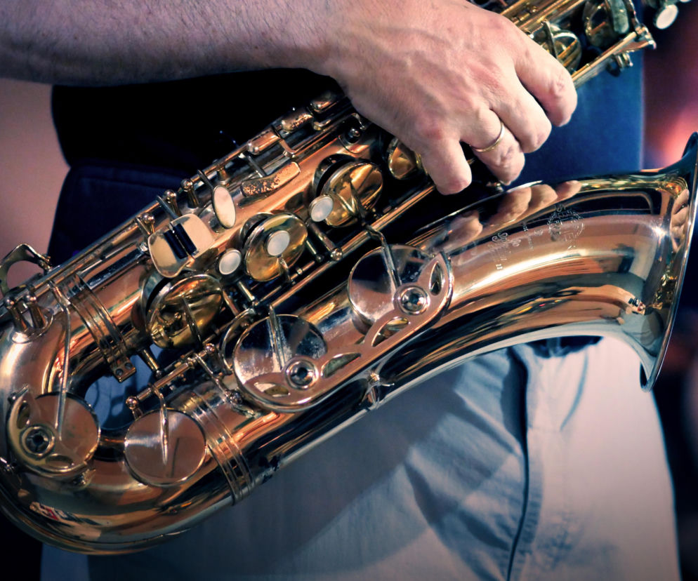 Dłonie muzyka trzymającego saksofon. O programie Suwałki Blues Festival 2026 przeczytasz na Eska Białystok.