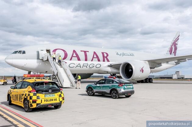 Boeing 777-200 Freighter Qatar Airways Cargo...