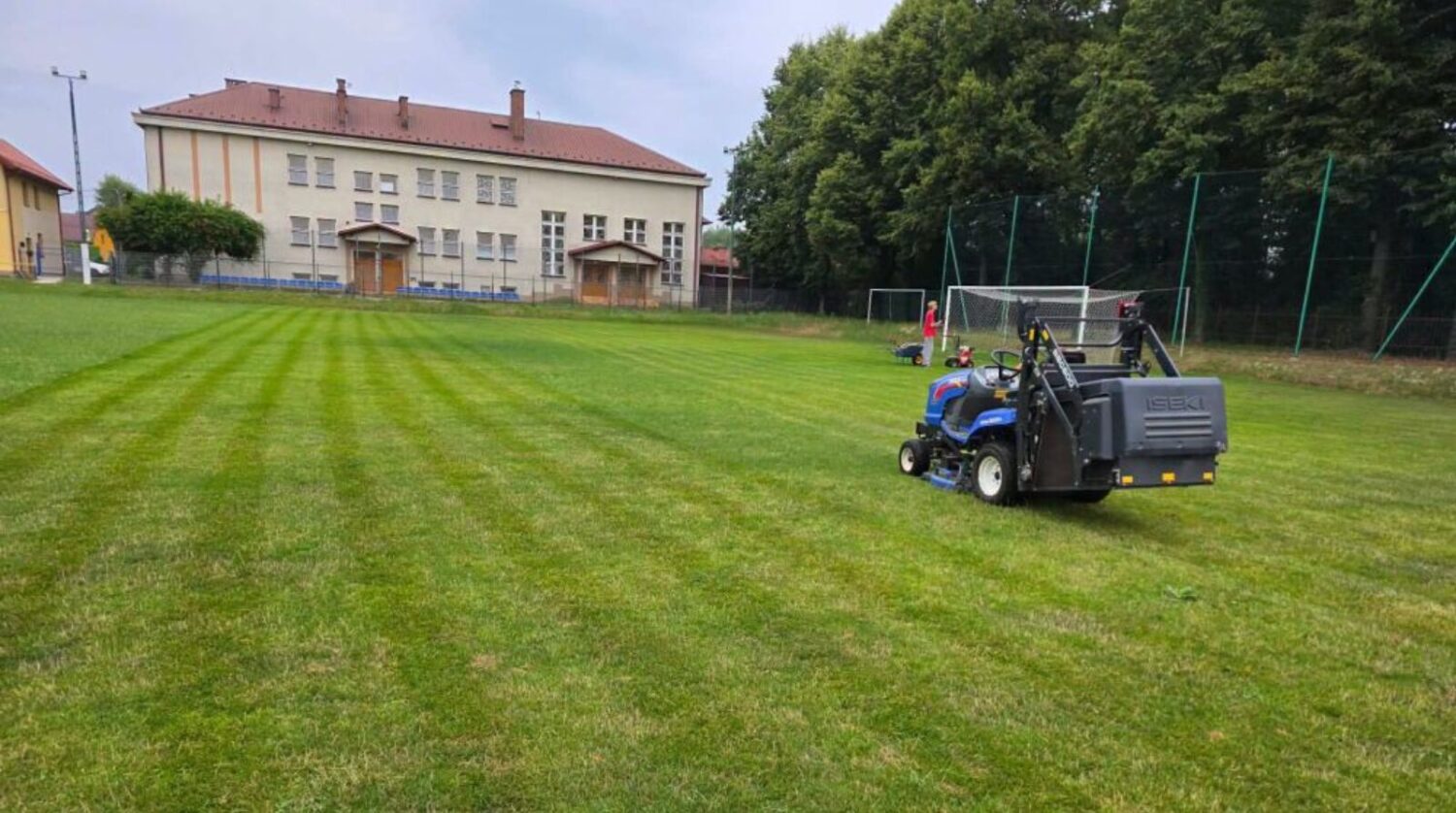 Boisko LKS Śledziejowice po kompleksowej pielęgnacji. Murawa została przygotowana na kolejne sezony