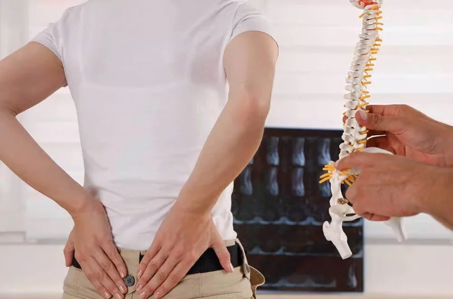 Ból kręgosłupa lędźwiowego — kiedy warto iść do fizjoterapeuty?