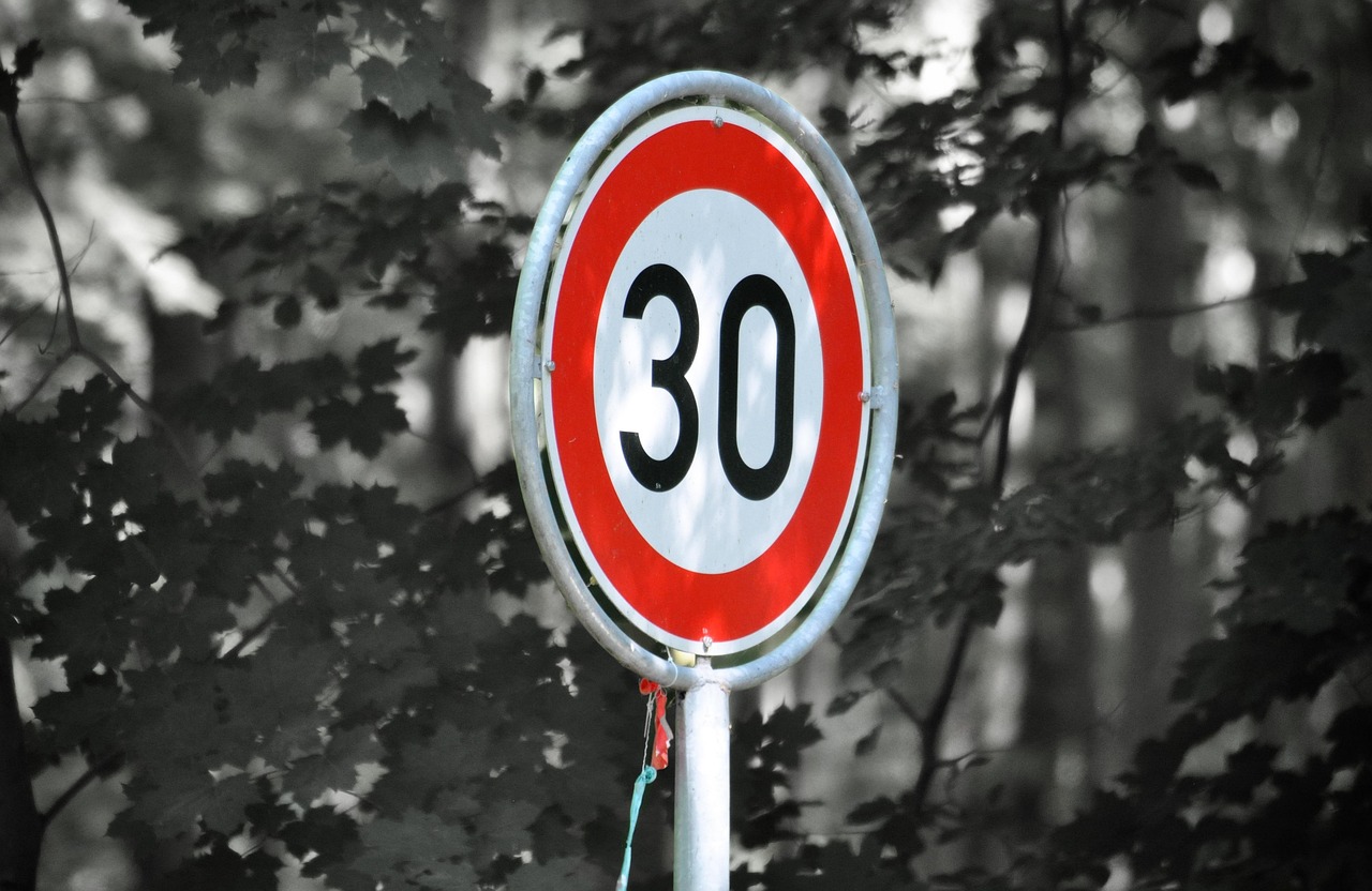 Brwinów szykuje wielką strefę „Tempo 30”. Zmiany w ruchu objęły znaczny obszar miasta