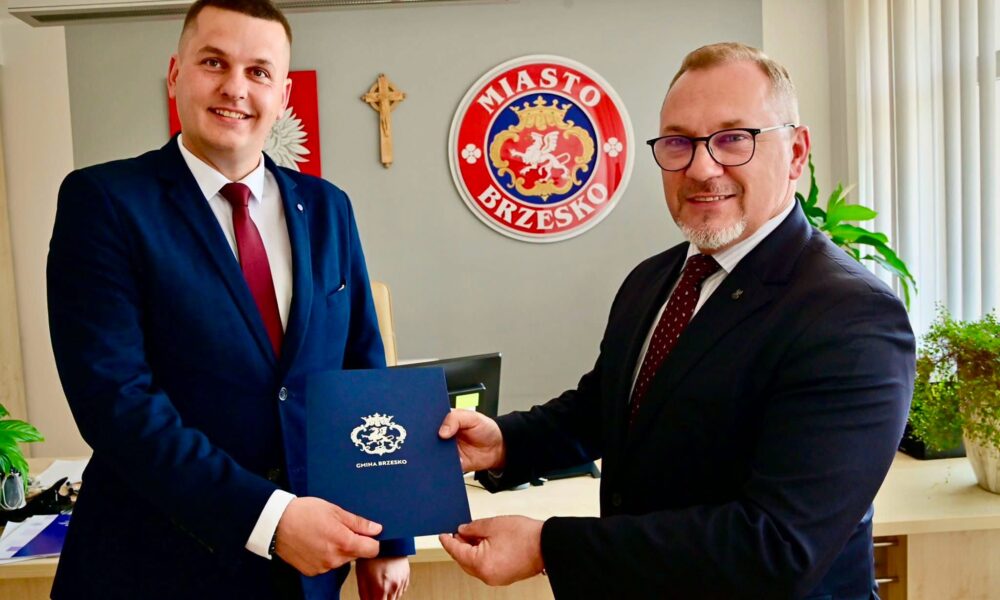 🔴BRZESKO. Burmistrz Brzeska powołał drugiego zastępcę. Został nim 33-letni Kamil Trąba