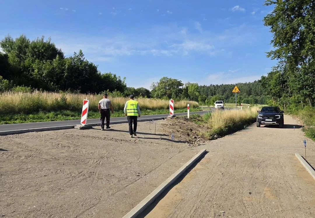 Budowa drogi pieszo-rowerowej nad Jezioro Bukowiec na finiszu. Mieszkańcy skorzystają...