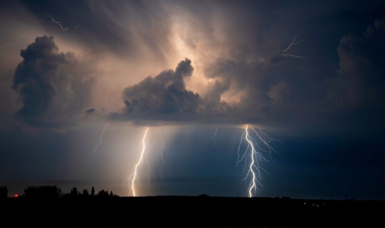 Burze i niska temperatura w piątek w woj. lubelskim. Dynamiczna aura przez niż Bernadette