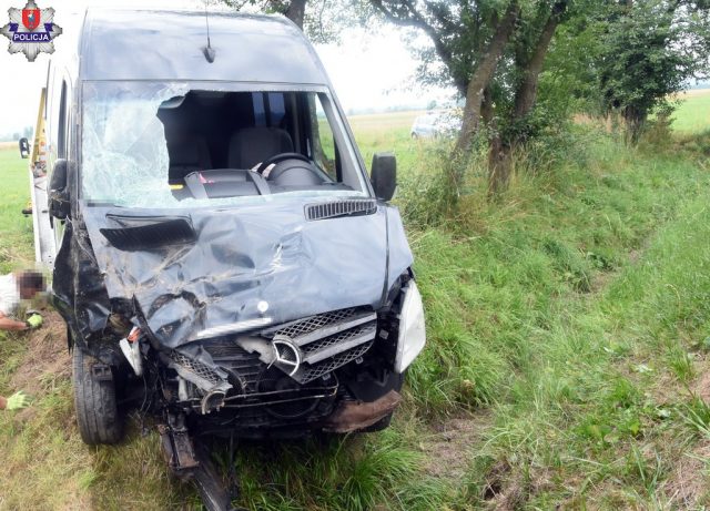 Bus dachował na DK74 w miejscowości Gorajec-Zastawie. Dwie kobiety trafiły do szpitala