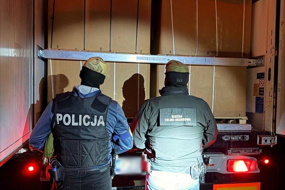 Bydgoska policja, CBŚP i KAS znaleźli nielegalne papierosy i tytoń warte miliony