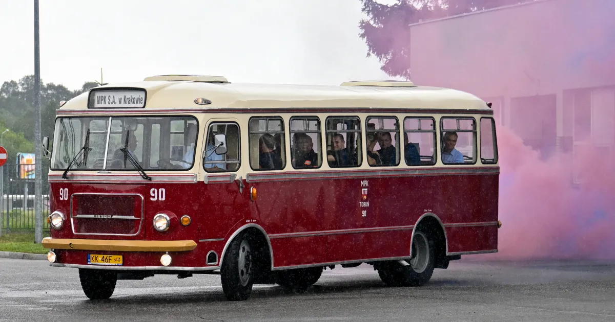 Był działkową altaną, znów przewiezie pasażerów. MPK uratowało zabytkowy autobus
