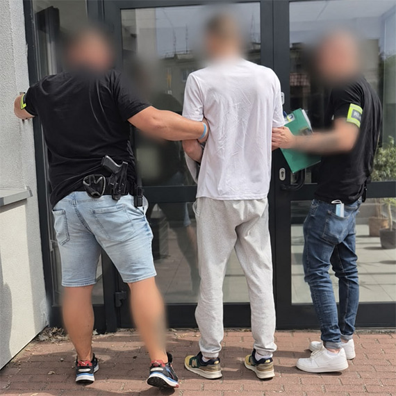 Był poszukiwany – podczas zatrzymania policjanci ujawnili przy nim narkotyki