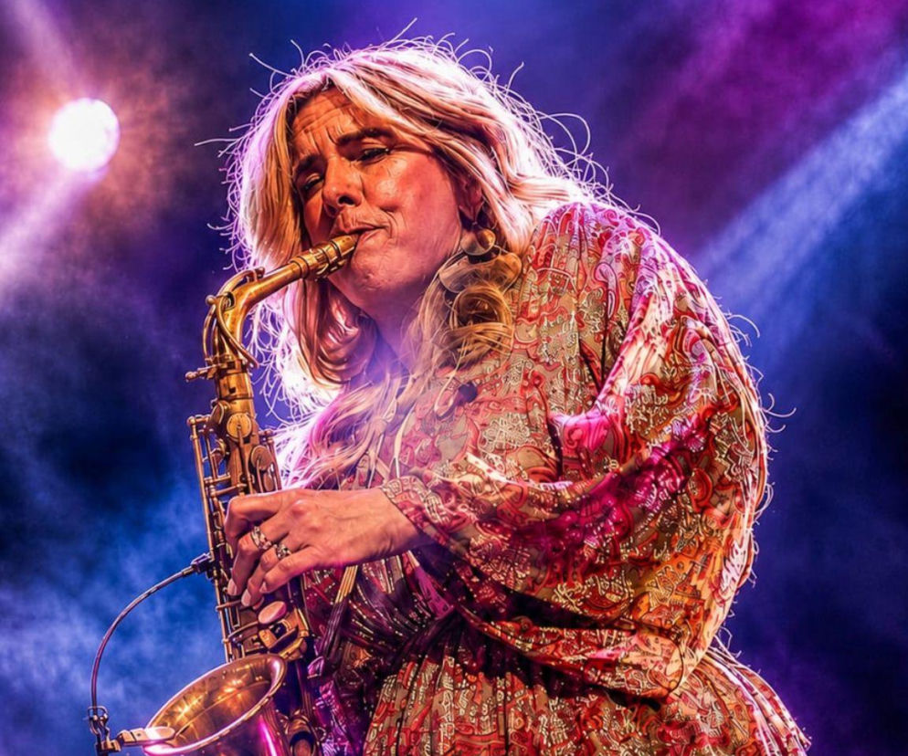 Saksofonistka Candy Dulfer gra na saksofonie podczas koncertu. O jej występie w Szczecinie przeczytasz na Eska Szczecin.