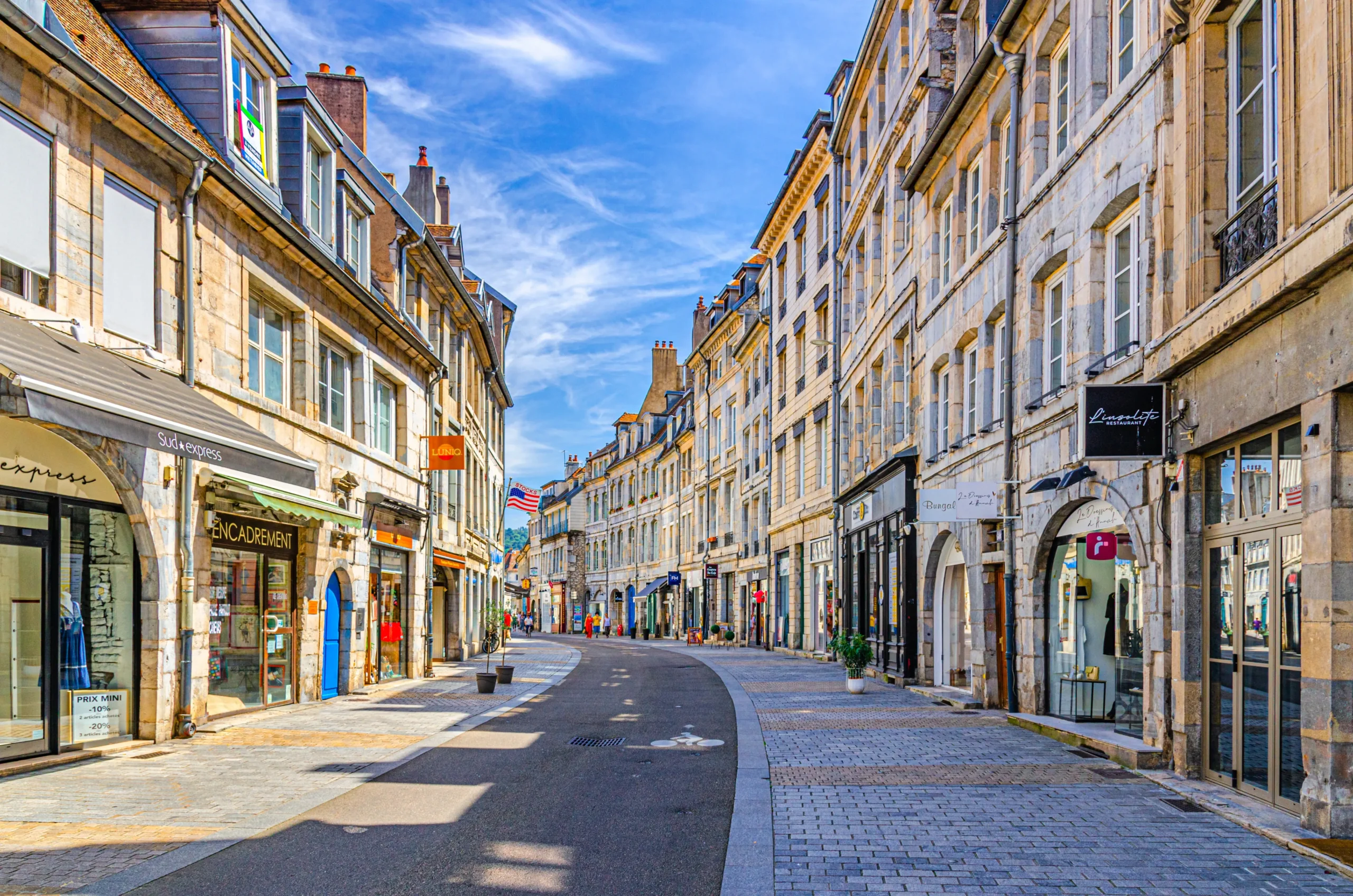 Centra handlowe vs. high street — jak różnią się wymagania wobec wyposażenia sklepu?