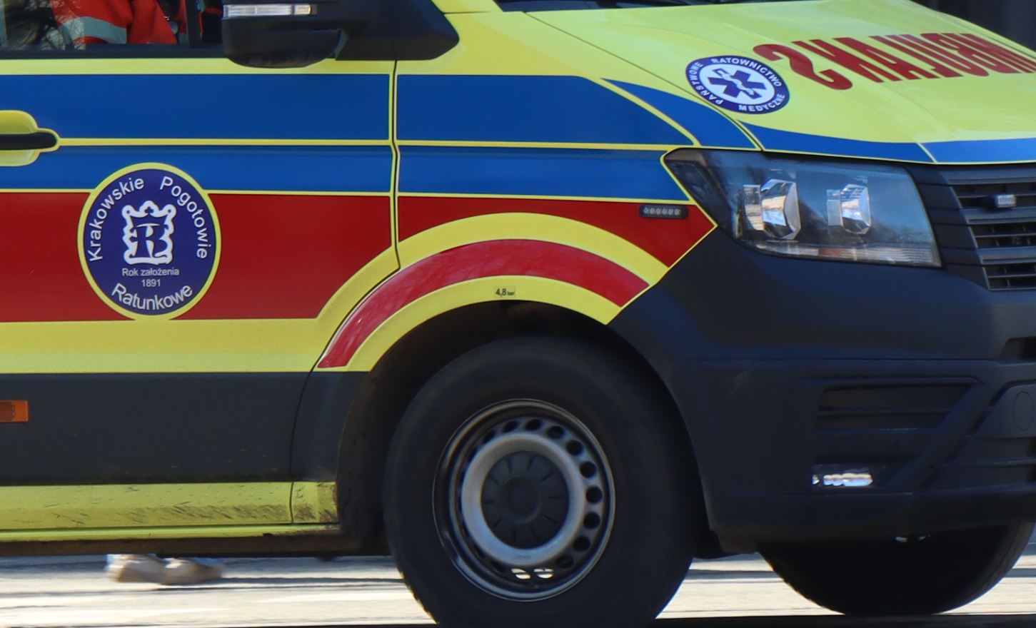 Centrum Krakowa. 28-latek ranny po zderzeniu hulajnogi elektrycznej z autem