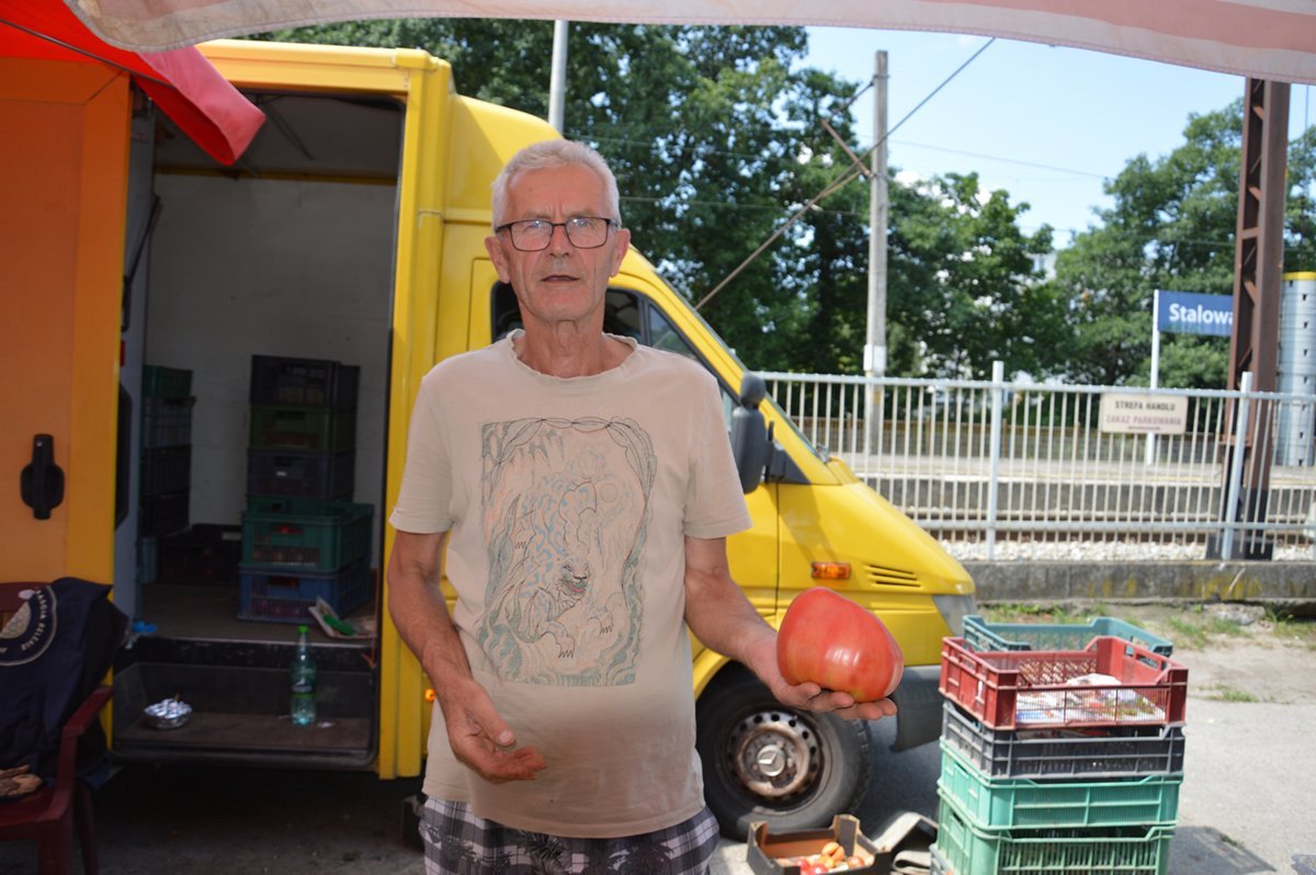 Ceny na stalowowolskim targu. Na straganach pomidory i czereśnie, mniej truskawek.