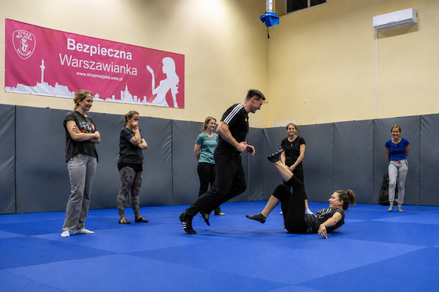 Chcesz czuć się bezpieczniej w Warszawie? Miasto organizuje darmowy kurs samoobrony